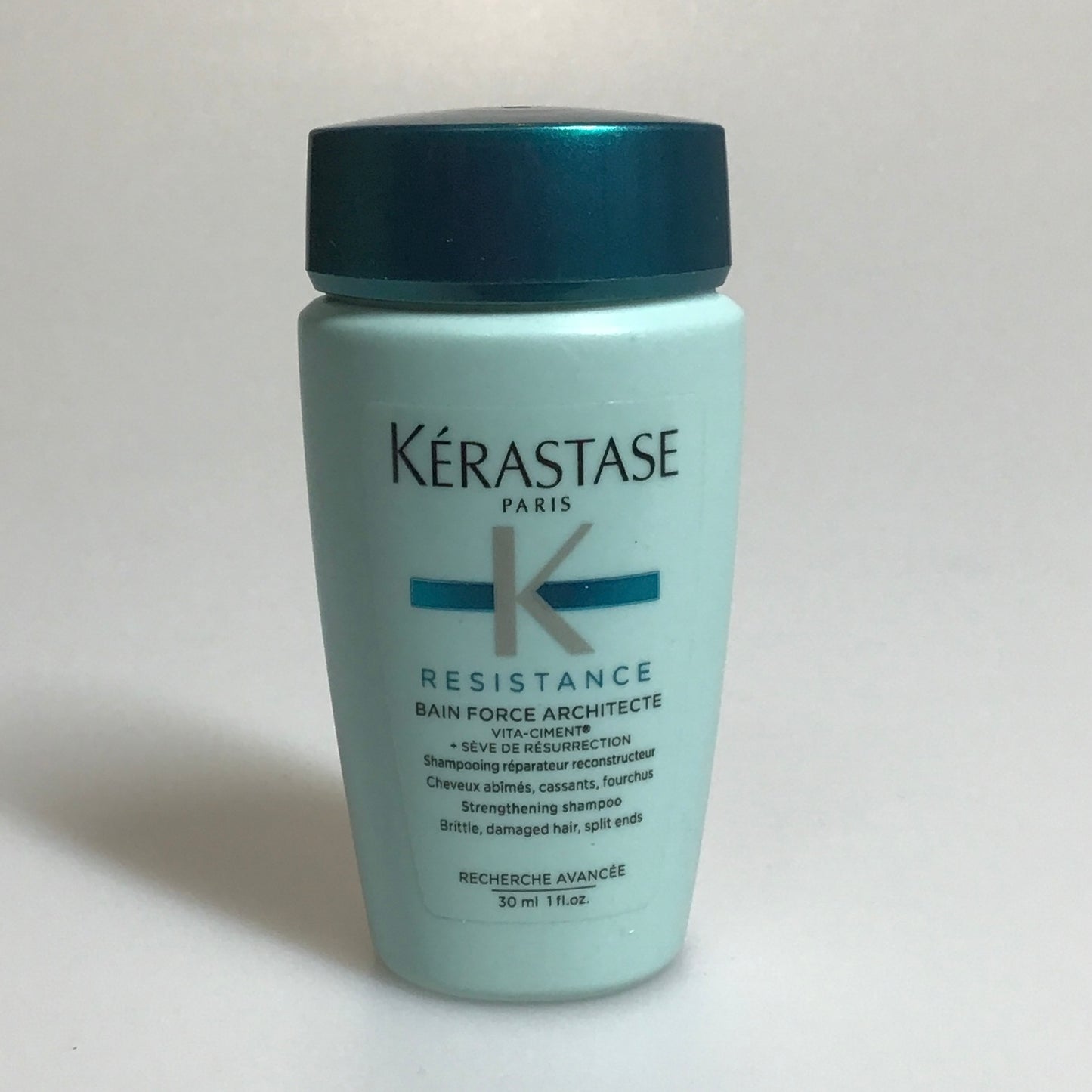 Kérastase Resistance Strengthening Shampoo for Damaged Hair from Heat Styling - 30 mL